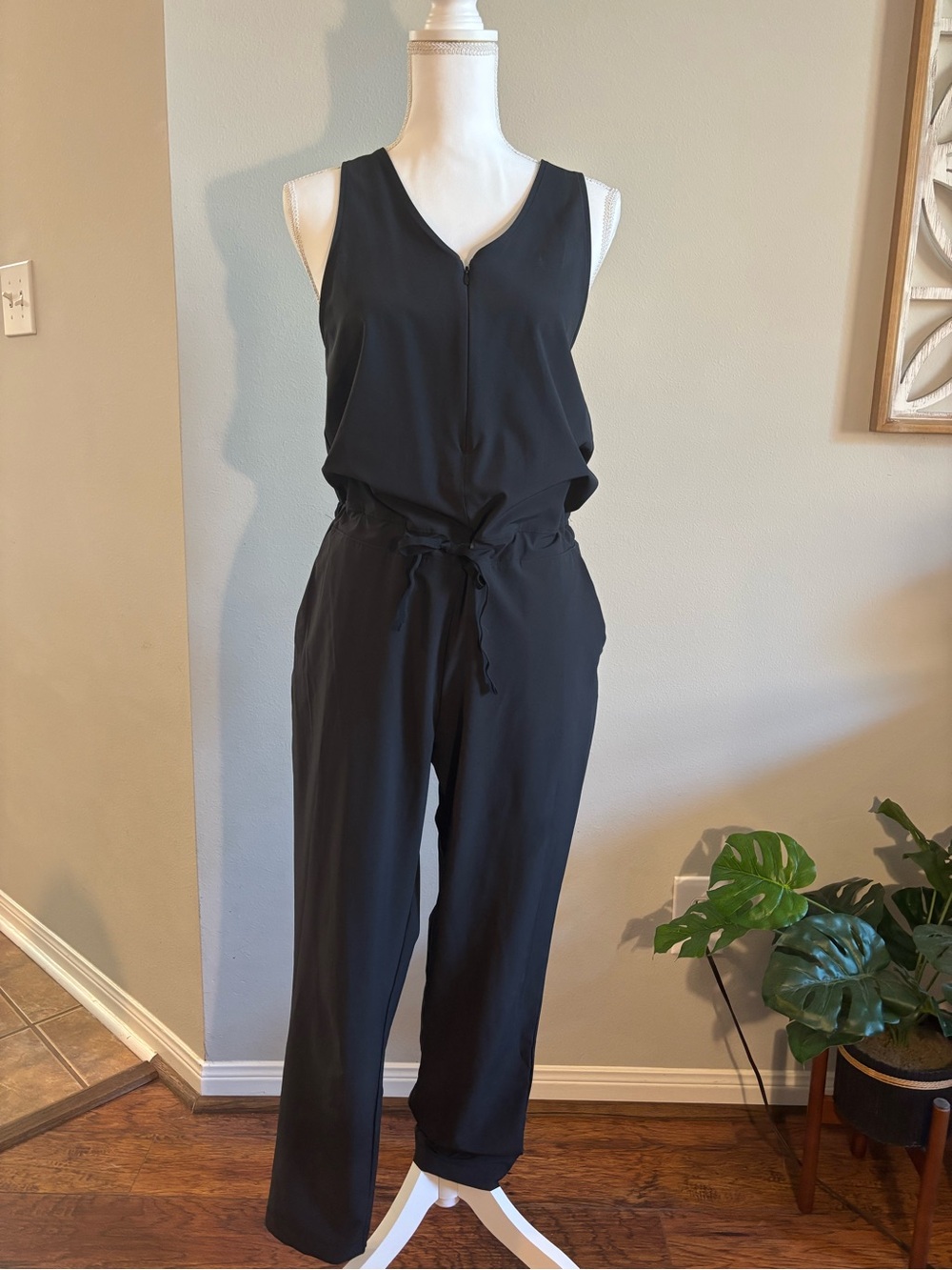 Classic Black Sleeveless Cropped Jumpsuit with Drawstring Waist